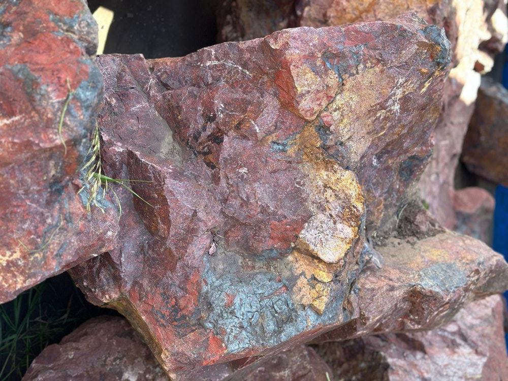 Камни для ландшафтного дизайна красно-фиолетовые 10-60 килограмм купить в Белгородской области