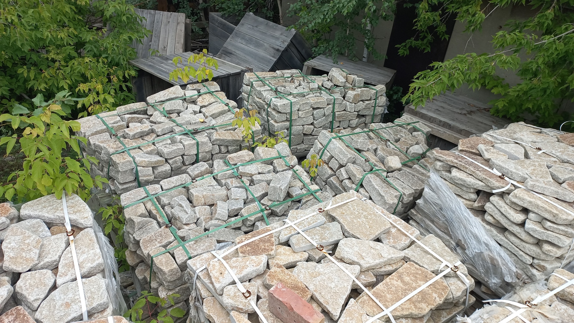 Плитняк галтованный гранитный для ландшафтного дизайна купить в Белгородской области