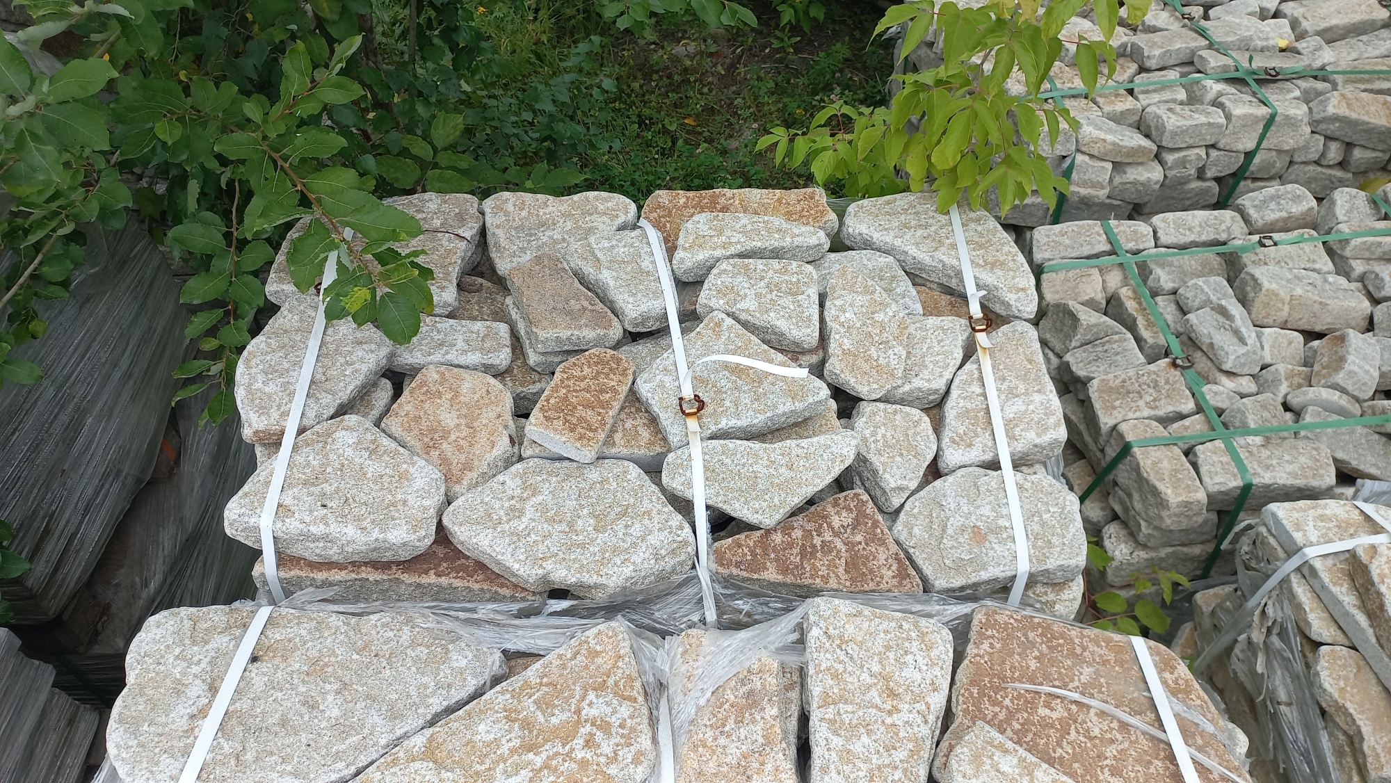 Плитняк галтованный гранитный для ландшафтного дизайна купить в Белгородской области