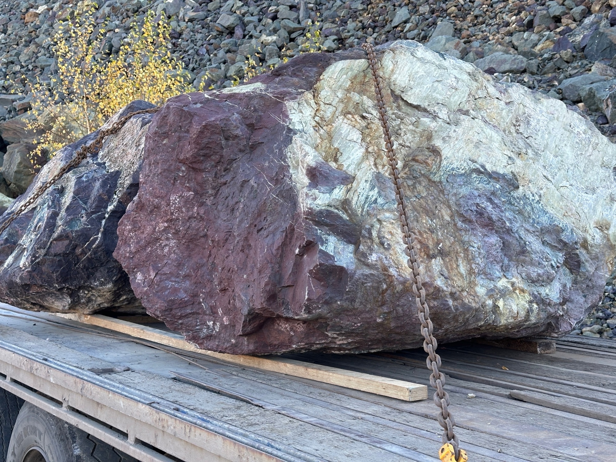 Огромные красно-фиолетовые валуны для ландшафтного дизайна весом более 5 тонн купить в Белгородской области