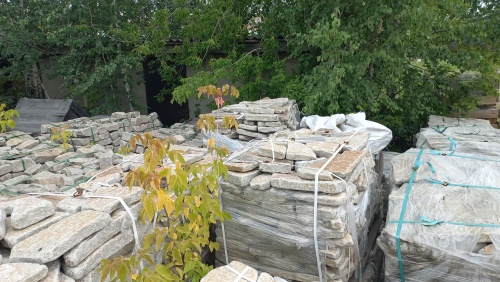 Плитняк галтованный гранитный для ландшафтного дизайна купить в Белгородской области