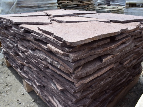 Плитняк лемезит бордовый для облицовки цоколя 20-25 мм  купить в Белгородской области