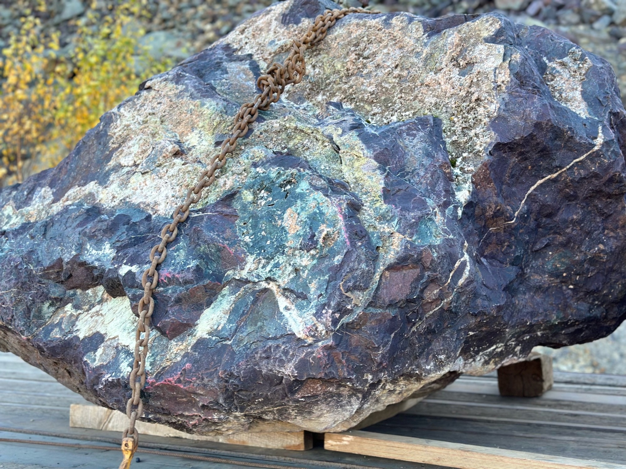 Огромные красно-фиолетовые валуны для ландшафтного дизайна весом более 5 тонн купить в Белгородской области