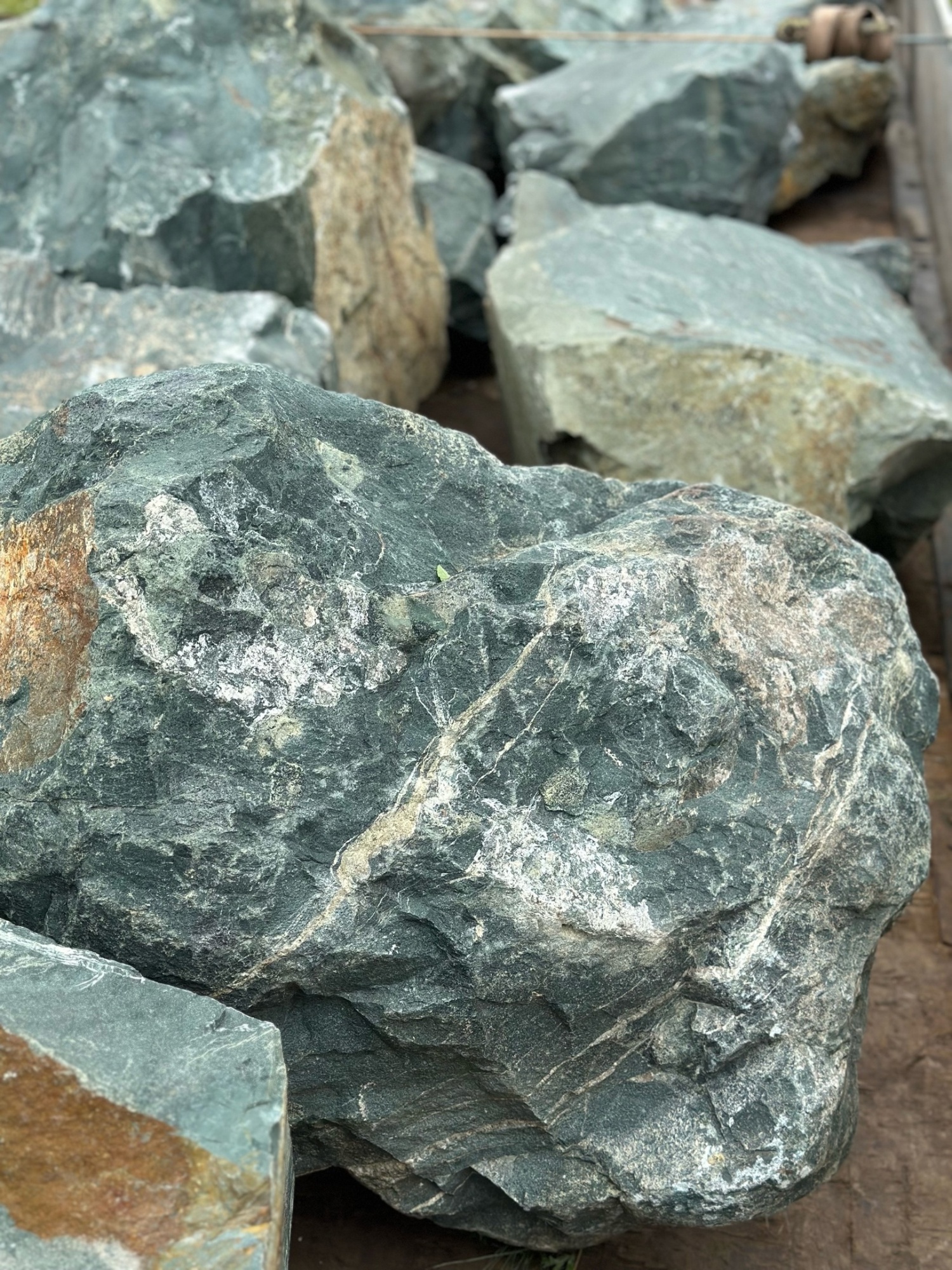 Камни для ландшафтного дизайна зелёные 10-60 килограмм купить в Белгородской области