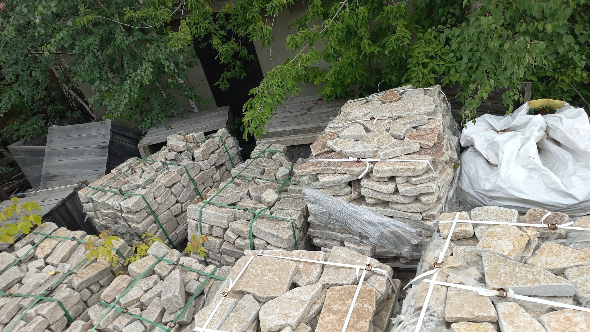 Плитняк гранитный галтованный купить в Белгородской области