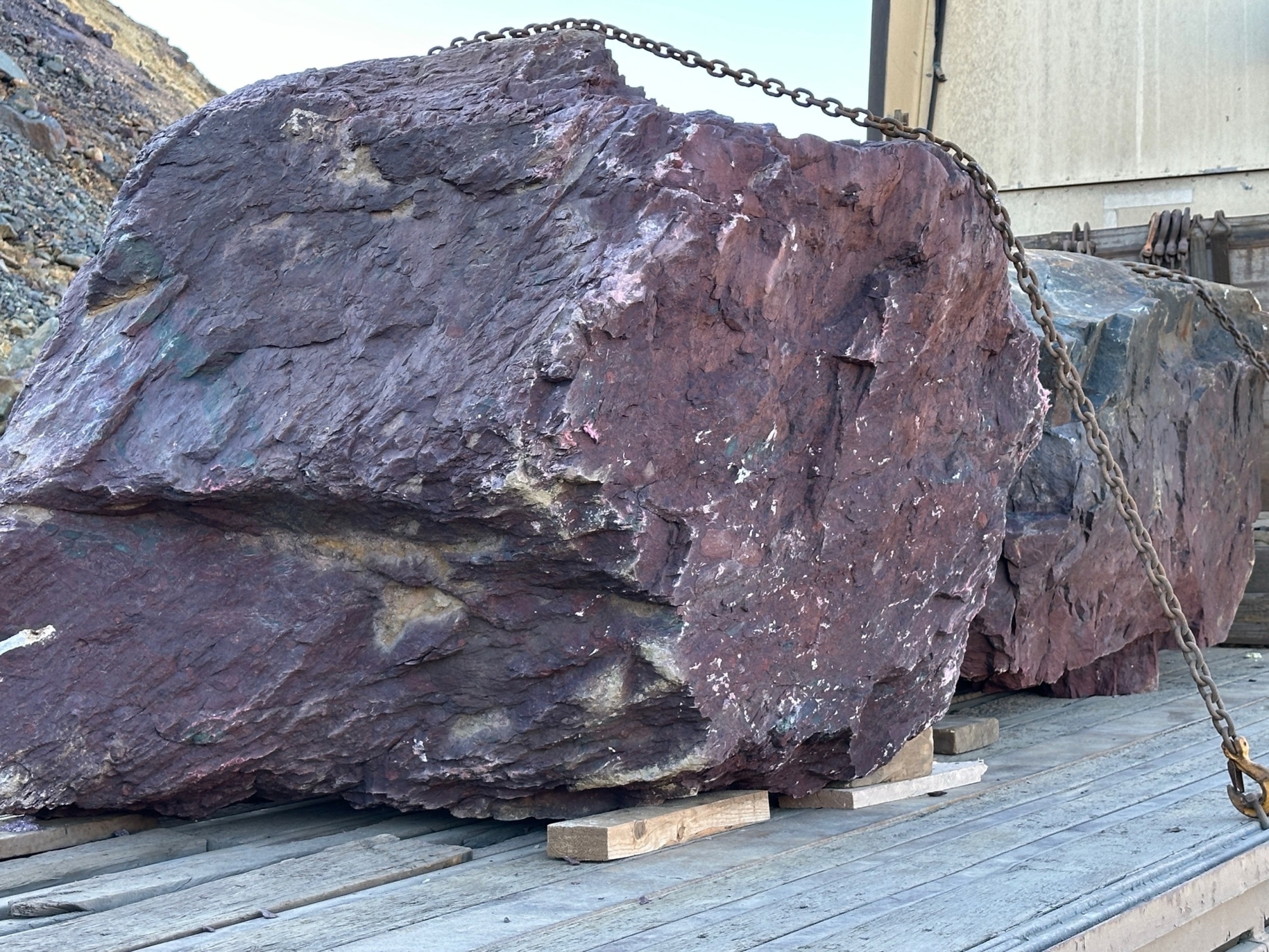 Огромные красно-фиолетовые валуны для ландшафтного дизайна весом более 5 тонн купить в Белгородской области