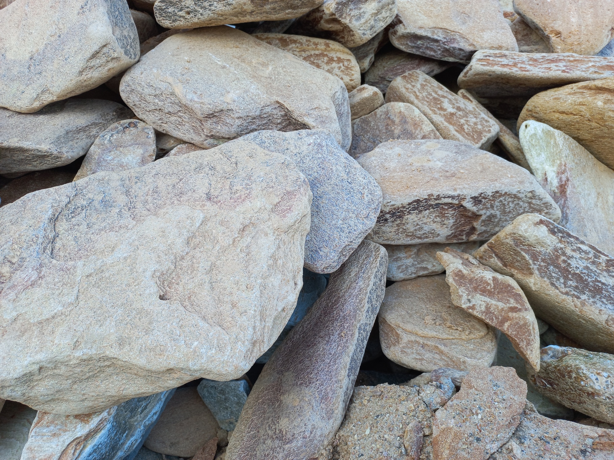 Златолит жёлтый, жёлто-зелёный глыбки и валуны для ланшафтного дизайна купить в Белгородской области