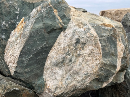 Гигантские зелёные валуны для ландшафтного дизайна весом более 5 тонн купить в Белгородской области