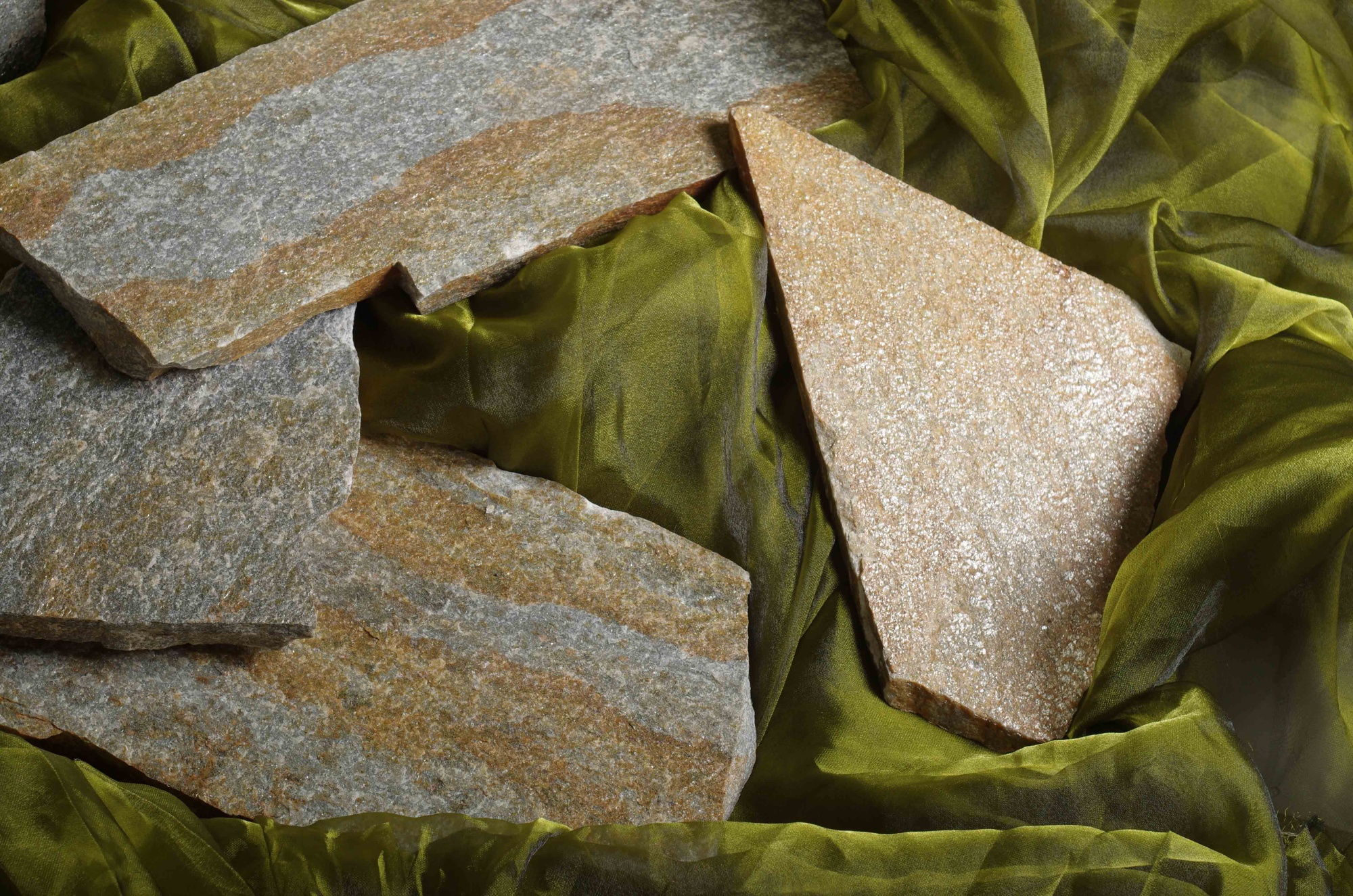 Плитняк златолит Уральский для цоколя, отмостки купить в Белгородской области