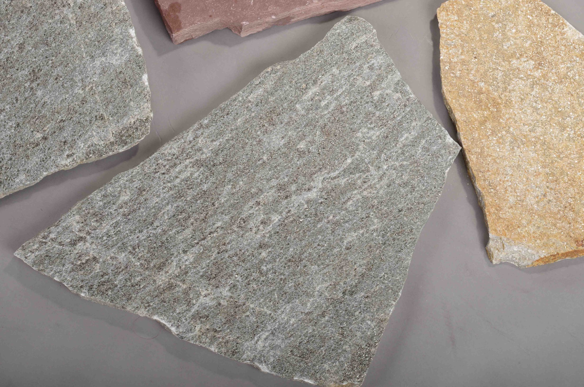 Плитняк златолит Уральский для цоколя, отмостки купить в Белгородской области