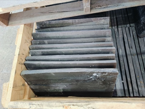 чёрная каменная плитка